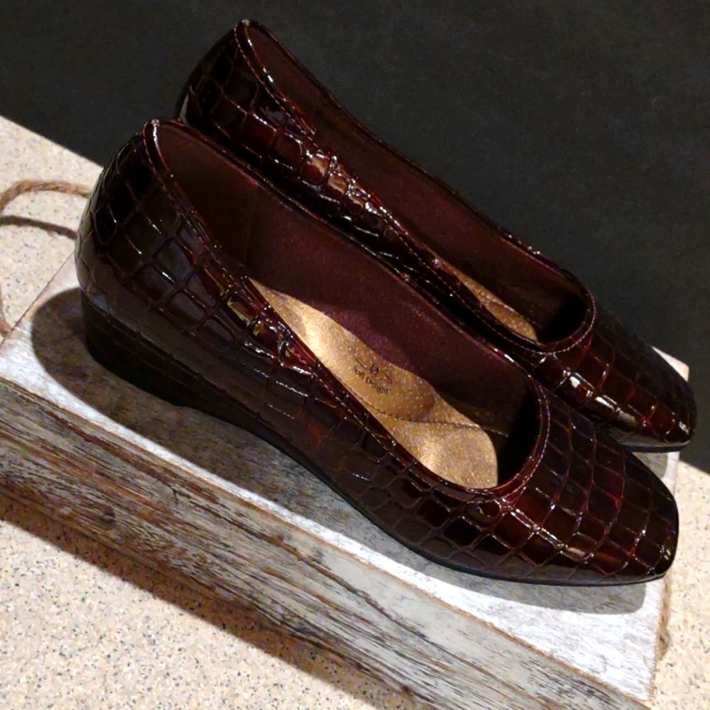 👍 Soft Style Size 8.5 Shoes. A10